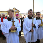 Szlakiem najstarszej w Polsce kalwarii, wiodącej z Nowej Słupi na Święty Krzyż, przeszła w piątek w południe droga krzyżowa. / Krzysztof Żołądek / Radio Kielce