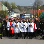 Szlakiem najstarszej w Polsce kalwarii, wiodącej z Nowej Słupi na Święty Krzyż, przeszła w piątek w południe droga krzyżowa. / Krzysztof Żołądek / Radio Kielce