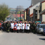 Szlakiem najstarszej w Polsce kalwarii, wiodącej z Nowej Słupi na Święty Krzyż, przeszła w piątek w południe droga krzyżowa. / Krzysztof Żołądek / Radio Kielce