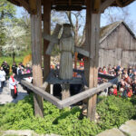 Szlakiem najstarszej w Polsce kalwarii, wiodącej z Nowej Słupi na Święty Krzyż, przeszła w piątek w południe droga krzyżowa. / Krzysztof Żołądek / Radio Kielce