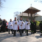 Szlakiem najstarszej w Polsce kalwarii, wiodącej z Nowej Słupi na Święty Krzyż, przeszła w piątek w południe droga krzyżowa. / Krzysztof Żołądek / Radio Kielce