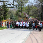 Szlakiem najstarszej w Polsce kalwarii, wiodącej z Nowej Słupi na Święty Krzyż, przeszła w piątek w południe droga krzyżowa. / Krzysztof Żołądek / Radio Kielce