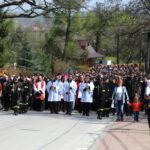 Szlakiem najstarszej w Polsce kalwarii, wiodącej z Nowej Słupi na Święty Krzyż, przeszła w piątek w południe droga krzyżowa. / Krzysztof Żołądek / Radio Kielce