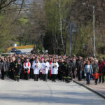 Szlakiem najstarszej w Polsce kalwarii, wiodącej z Nowej Słupi na Święty Krzyż, przeszła w piątek w południe droga krzyżowa. / Krzysztof Żołądek / Radio Kielce