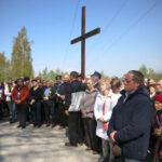 Szlakiem najstarszej w Polsce kalwarii, wiodącej z Nowej Słupi na Święty Krzyż, przeszła w piątek w południe droga krzyżowa. / Krzysztof Żołądek / Radio Kielce