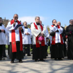 Szlakiem najstarszej w Polsce kalwarii, wiodącej z Nowej Słupi na Święty Krzyż, przeszła w piątek w południe droga krzyżowa. Krzysztof Nitkiewicz, biskup diecezji sandomierskiej. / Krzysztof Żołądek / Radio Kielce