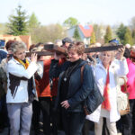 Szlakiem najstarszej w Polsce kalwarii, wiodącej z Nowej Słupi na Święty Krzyż, przeszła w piątek w południe droga krzyżowa. / Krzysztof Żołądek / Radio Kielce