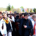 Szlakiem najstarszej w Polsce kalwarii, wiodącej z Nowej Słupi na Święty Krzyż, przeszła w piątek w południe droga krzyżowa. / Krzysztof Żołądek / Radio Kielce