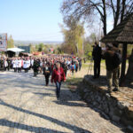 Szlakiem najstarszej w Polsce kalwarii, wiodącej z Nowej Słupi na Święty Krzyż, przeszła w piątek w południe droga krzyżowa. / Krzysztof Żołądek / Radio Kielce