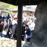 Szlakiem najstarszej w Polsce kalwarii, wiodącej z Nowej Słupi na Święty Krzyż, przeszła w piątek w południe droga krzyżowa. / Krzysztof Żołądek / Radio Kielce