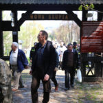 Szlakiem najstarszej w Polsce kalwarii, wiodącej z Nowej Słupi na Święty Krzyż, przeszła w piątek w południe droga krzyżowa. / Krzysztof Żołądek / Radio Kielce