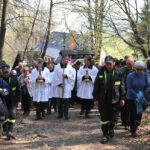 Szlakiem najstarszej w Polsce kalwarii, wiodącej z Nowej Słupi na Święty Krzyż, przeszła w piątek w południe droga krzyżowa. / Krzysztof Żołądek / Radio Kielce