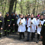 Szlakiem najstarszej w Polsce kalwarii, wiodącej z Nowej Słupi na Święty Krzyż, przeszła w piątek w południe droga krzyżowa. / Krzysztof Żołądek / Radio Kielce