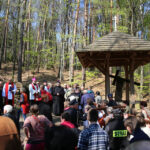 Szlakiem najstarszej w Polsce kalwarii, wiodącej z Nowej Słupi na Święty Krzyż, przeszła w piątek w południe droga krzyżowa. / Krzysztof Żołądek / Radio Kielce