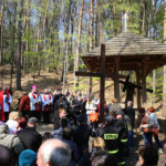 Szlakiem najstarszej w Polsce kalwarii, wiodącej z Nowej Słupi na Święty Krzyż, przeszła w piątek w południe droga krzyżowa. / Krzysztof Żołądek / Radio Kielce