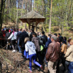 Szlakiem najstarszej w Polsce kalwarii, wiodącej z Nowej Słupi na Święty Krzyż, przeszła w piątek w południe droga krzyżowa. / Krzysztof Żołądek / Radio Kielce