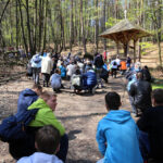 Szlakiem najstarszej w Polsce kalwarii, wiodącej z Nowej Słupi na Święty Krzyż, przeszła w piątek w południe droga krzyżowa. / Krzysztof Żołądek / Radio Kielce