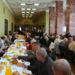 Śniadanie wielkanocne osób biednych, ubogich i bezdomnych w WDK / Kamil Król / Radio Kielce