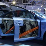 Specjalne stoisko poświęcone naprawom powypadkowym podczas targów Moto Show w Poznaniu / Robert Felczak / Radio Kielce