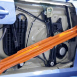 Specjalne stoisko poświęcone naprawom powypadkowym podczas targów Moto Show w Poznaniu / Robert Felczak / Radio Kielce