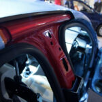 Specjalne stoisko poświęcone naprawom powypadkowym podczas targów Moto Show w Poznaniu / Robert Felczak / Radio Kielce