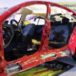 Specjalne stoisko poświęcone naprawom powypadkowym podczas targów Moto Show w Poznaniu / Robert Felczak / Radio Kielce