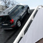 Specjalny tor z przeszkodami podczas największych targów motoryzacyjnych w Polsce / Robert Felczak / Radio Kielce