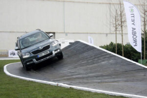 Specjalny tor z przeszkodami podczas największych targów motoryzacyjnych w Polsce / Robert Felczak / Radio Kielce