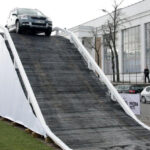 Specjalny tor z przeszkodami podczas największych targów motoryzacyjnych w Polsce / Robert Felczak / Radio Kielce