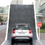 Specjalny tor z przeszkodami podczas największych targów motoryzacyjnych w Polsce / Robert Felczak / Radio Kielce