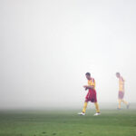 Kibice Korony odpalili race podczas meczu z Pogonią Szczecin. Spotkanie zostało przerwane na kilkanaście minut. / Wojciech Habdas / Radio Kielce