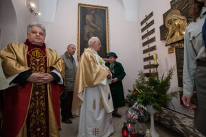 W Pińczowie odbyły się uroczystości upamiętniania 74 rocznicy zbrodni katyńskiej, 4 rocznicy katastrofy smoleńskiej, a także z okazji powrotu do Pińczowa po renowacji 95 letniego sztandaru Pierwszej Drużyny Harcerskiej z 1919 roku. / Radio Kielce