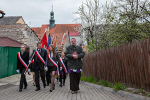 W Pińczowie odbyły się uroczystości upamiętniania 74 rocznicy zbrodni katyńskiej, 4 rocznicy katastrofy smoleńskiej, a także z okazji powrotu do Pińczowa po renowacji 95 letniego sztandaru Pierwszej Drużyny Harcerskiej z 1919 roku. / Radio Kielce