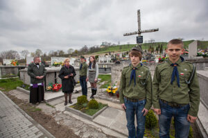 W Pińczowie odbyły się uroczystości upamiętniania 74 rocznicy zbrodni katyńskiej, 4 rocznicy katastrofy smoleńskiej, a także z okazji powrotu do Pińczowa po renowacji 95 letniego sztandaru Pierwszej Drużyny Harcerskiej z 1919 roku. / Radio Kielce