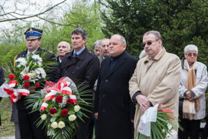 W Pińczowie odbyły się uroczystości upamiętniania 74 rocznicy zbrodni katyńskiej, 4 rocznicy katastrofy smoleńskiej, a także z okazji powrotu do Pińczowa po renowacji 95 letniego sztandaru Pierwszej Drużyny Harcerskiej z 1919 roku. / Radio Kielce