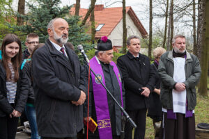 W Pińczowie odbyły się uroczystości upamiętniania 74 rocznicy zbrodni katyńskiej, 4 rocznicy katastrofy smoleńskiej, a także z okazji powrotu do Pińczowa po renowacji 95 letniego sztandaru Pierwszej Drużyny Harcerskiej z 1919 roku. / Radio Kielce