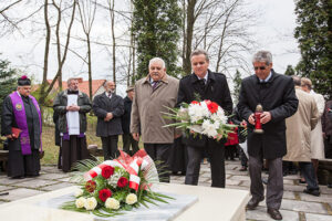 W Pińczowie odbyły się uroczystości upamiętniania 74 rocznicy zbrodni katyńskiej, 4 rocznicy katastrofy smoleńskiej, a także z okazji powrotu do Pińczowa po renowacji 95 letniego sztandaru Pierwszej Drużyny Harcerskiej z 1919 roku. / Radio Kielce