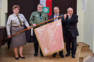 W Pińczowie odbyły się uroczystości upamiętniania 74 rocznicy zbrodni katyńskiej, 4 rocznicy katastrofy smoleńskiej, a także z okazji powrotu do Pińczowa po renowacji 95 letniego sztandaru Pierwszej Drużyny Harcerskiej z 1919 roku. / Radio Kielce