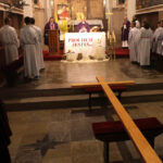 W Masłowie odbyła się msza święta, pod przewodnictwem biskupa Mariana Florczyka, po której wierni wyruszyli w Drodze Krzyżowej na lotnisko, gdzie w 1991 roku Papież Jan Paweł II odprawił nabożeństwo / Wojtek Habdas / Radio Kielce