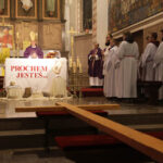 W Masłowie odbyła się msza święta, pod przewodnictwem biskupa Mariana Florczyka, po której wierni wyruszyli w Drodze Krzyżowej na lotnisko, gdzie w 1991 roku Papież Jan Paweł II odprawił nabożeństwo / Wojtek Habdas / Radio Kielce