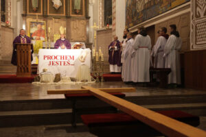 W Masłowie odbyła się msza święta, pod przewodnictwem biskupa Mariana Florczyka, po której wierni wyruszyli w Drodze Krzyżowej na lotnisko, gdzie w 1991 roku Papież Jan Paweł II odprawił nabożeństwo / Wojtek Habdas / Radio Kielce
