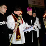 W Masłowie odbyła się msza święta, pod przewodnictwem biskupa Mariana Florczyka, po której wierni wyruszyli w Drodze Krzyżowej na lotnisko, gdzie w 1991 roku Papież Jan Paweł II odprawił nabożeństwo / Wojtek Habdas / Radio Kielce