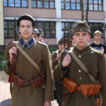 Kilkudziesięciu uczniów szkół średnich, przeszło dziś w barwnym korowodzie ulicami Kielc, zachęcając do czytania książek. / Kamil Król / Radio Kielce