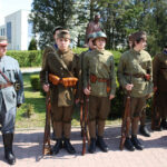 Kilkudziesięciu uczniów szkół średnich, przeszło dziś w barwnym korowodzie ulicami Kielc, zachęcając do czytania książek. / Kamil Król / Radio Kielce