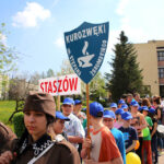 Kilkudziesięciu uczniów szkół średnich, przeszło dziś w barwnym korowodzie ulicami Kielc, zachęcając do czytania książek. / Kamil Król / Radio Kielce