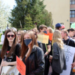 Kilkudziesięciu uczniów szkół średnich, przeszło dziś w barwnym korowodzie ulicami Kielc, zachęcając do czytania książek. / Kamil Król / Radio Kielce