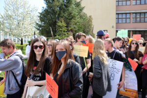 Kilkudziesięciu uczniów szkół średnich, przeszło dziś w barwnym korowodzie ulicami Kielc, zachęcając do czytania książek. / Kamil Król / Radio Kielce