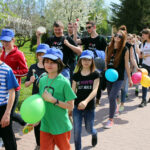 Kilkudziesięciu uczniów szkół średnich, przeszło dziś w barwnym korowodzie ulicami Kielc, zachęcając do czytania książek. / Kamil Król / Radio Kielce