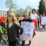 Kilkudziesięciu uczniów szkół średnich, przeszło dziś w barwnym korowodzie ulicami Kielc, zachęcając do czytania książek. / Kamil Król / Radio Kielce