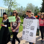 Kilkudziesięciu uczniów szkół średnich, przeszło dziś w barwnym korowodzie ulicami Kielc, zachęcając do czytania książek. / Kamil Król / Radio Kielce